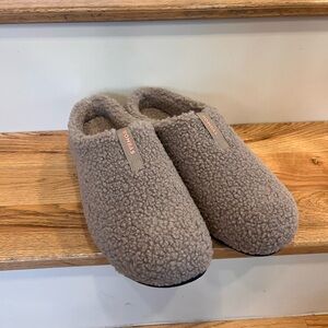 Bombas Tan Cozy Slip-On Slippers